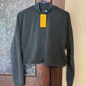 Cropped H&M black sweatshirt
